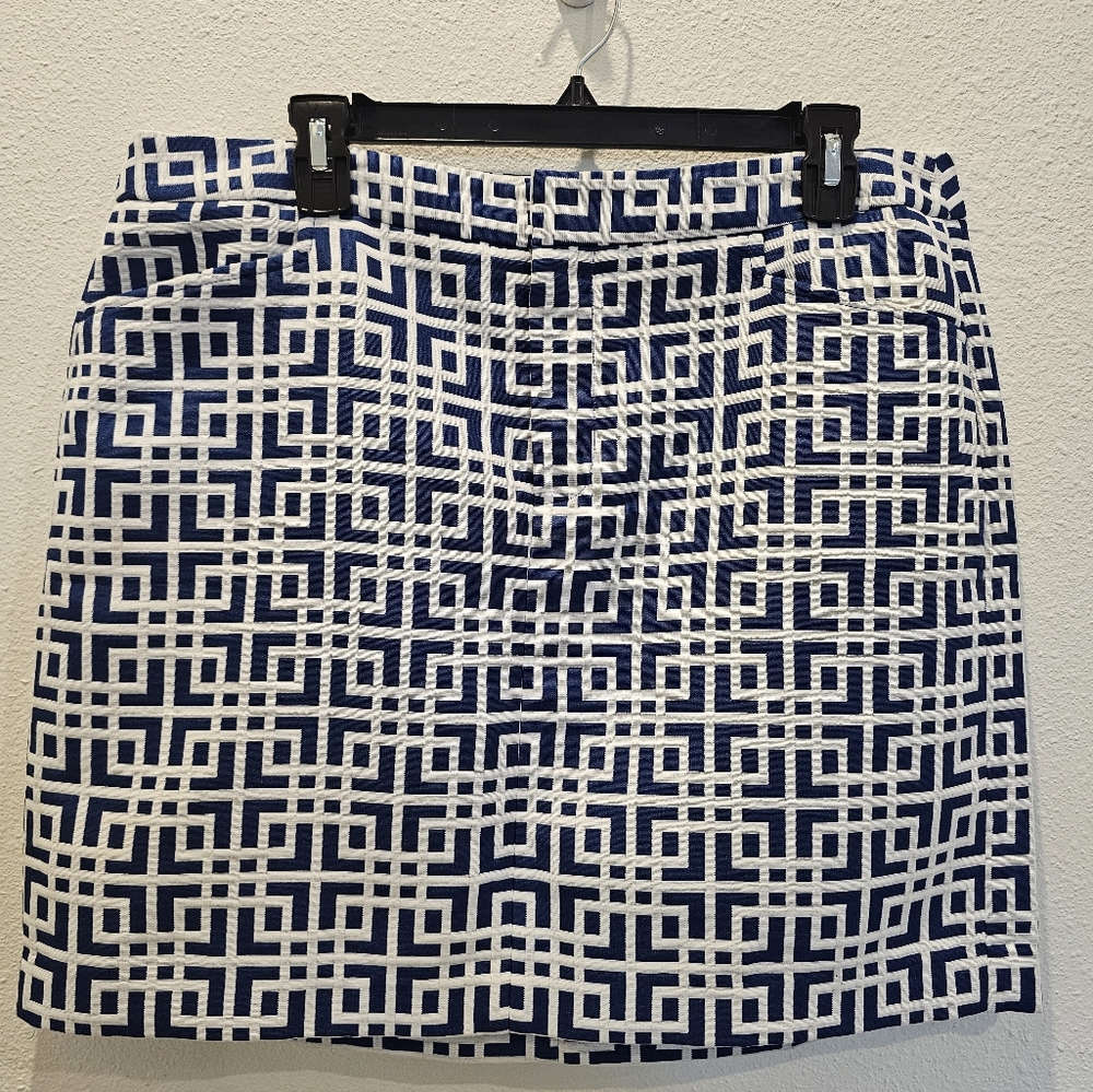Loft size 12 blue & white geometric pattern skirt w/ pockets